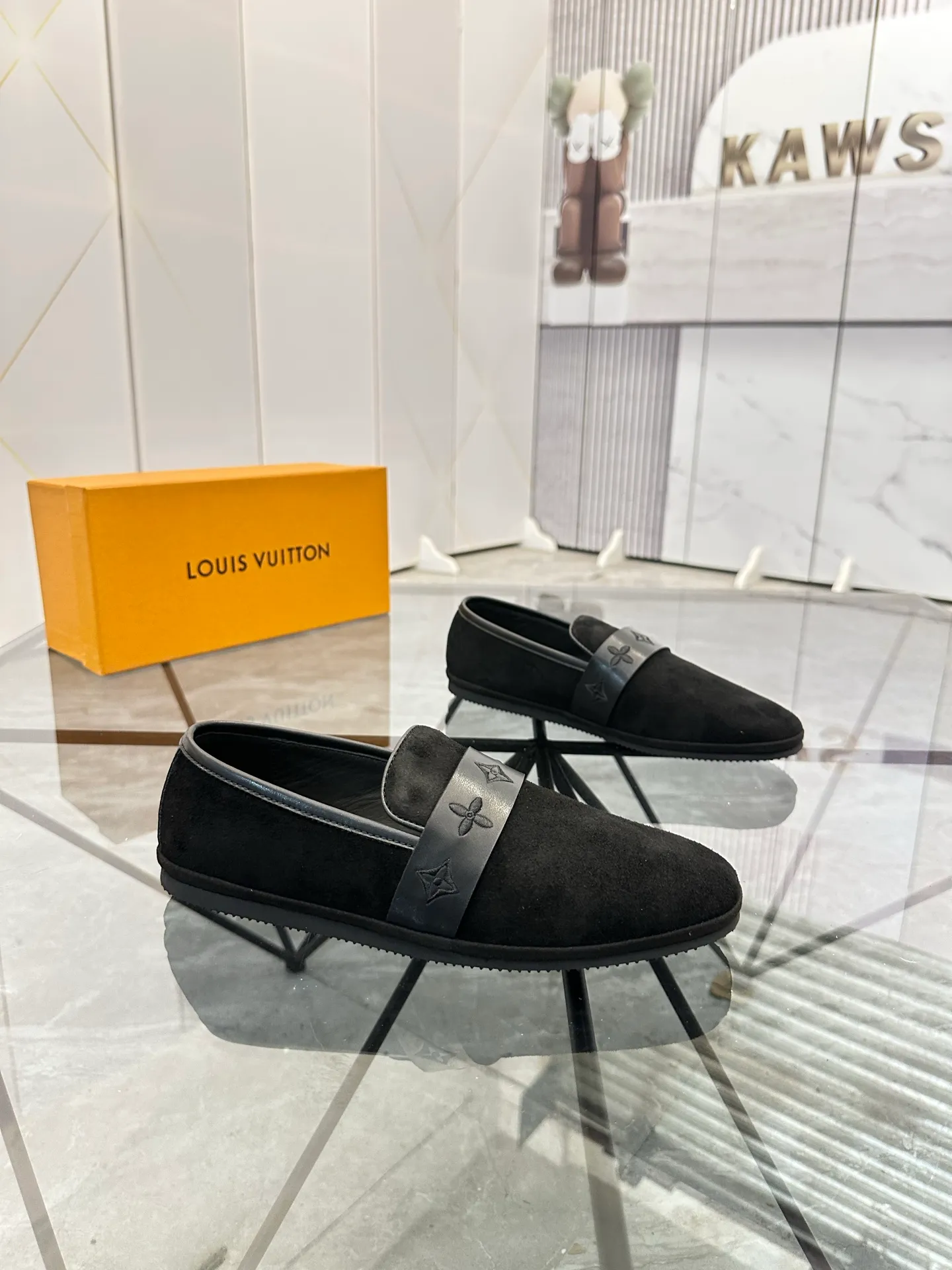 Selling men's shoes 💰: 💰P460¥ Product trademark: LV* "Louis Vuitton*" slip-on shoes, lazy shoes, regular size: 38-44. (can be customized to 45.) Product materials: imported first-layer nubuck leather upper, water-dyed cowhide lining, original outsole. No.: D301